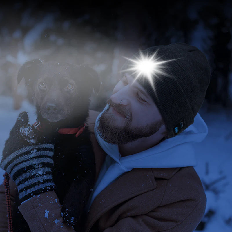 GlowCap™ – Mössa med ljus & hörlurar